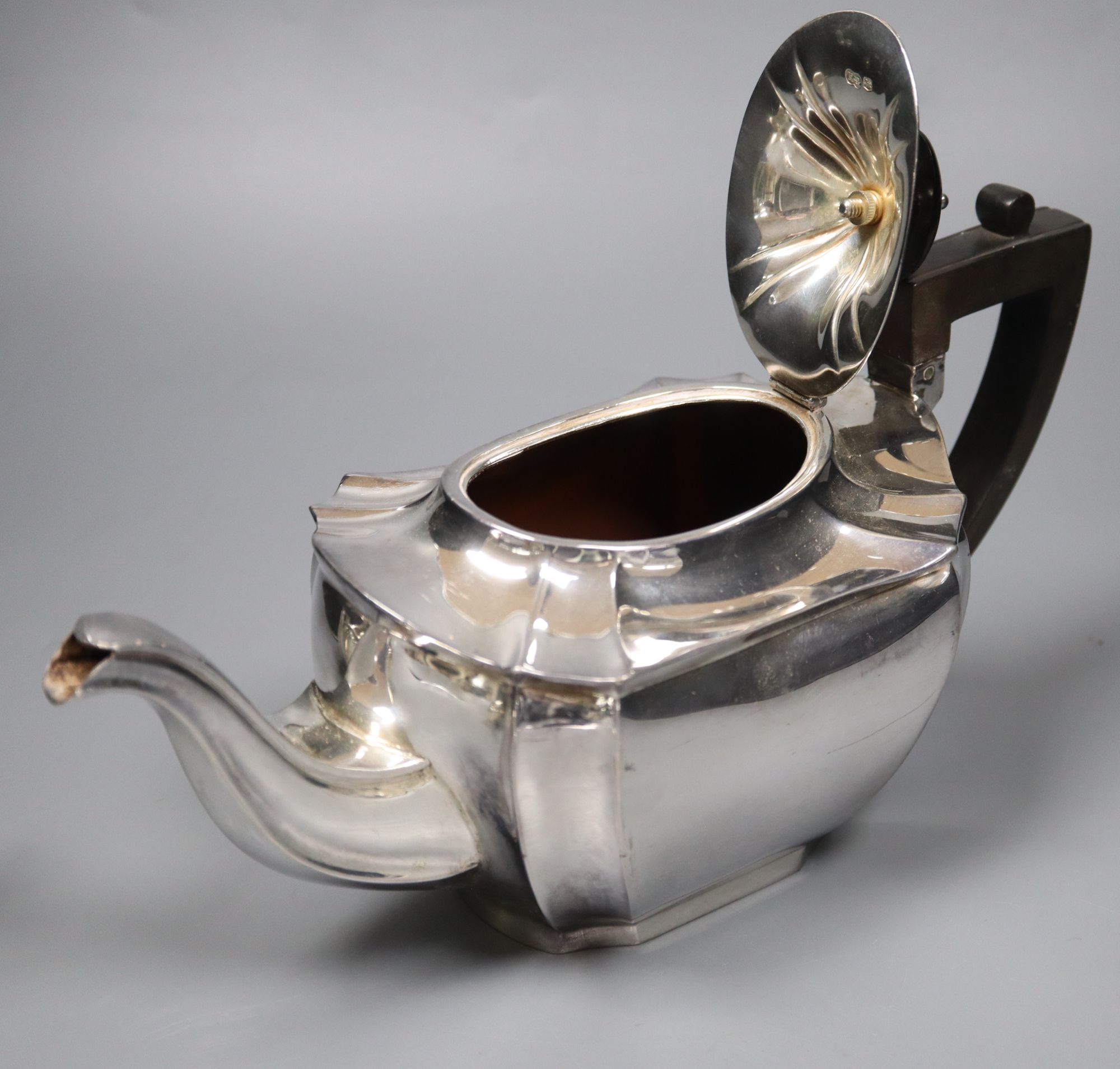 A George V matched silver three piece tea set, Sheffield, 1918,